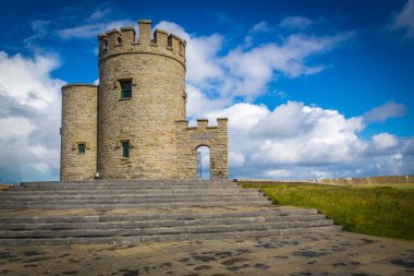 Moher, Co Clare, İrlanda 'nın muhteşem uçurumlarındaki O Brians Kulesi' ne yürüyorum.