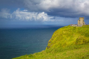 Moher, Co Clare, İrlanda 'nın muhteşem uçurumlarındaki O Brians Kulesi' ne yürüyorum.