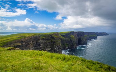 Moher, Co Clare, İrlanda 'nın muhteşem uçurumlarında yürüyorum.