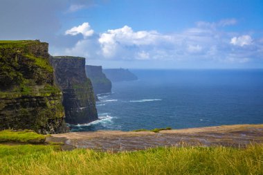 Moher, Co Clare, İrlanda 'nın muhteşem uçurumlarında yürüyorum.