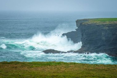 Kilkee uçurumlarında fırtınalı hava, County Clare, İrlanda