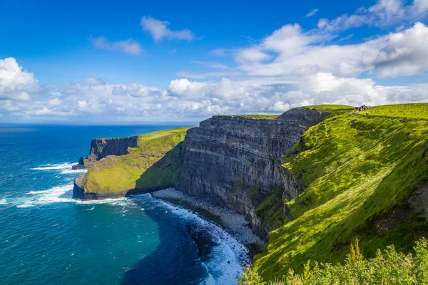 Moher, Co Clare, İrlanda 'nın muhteşem uçurumlarında yürüyorum.