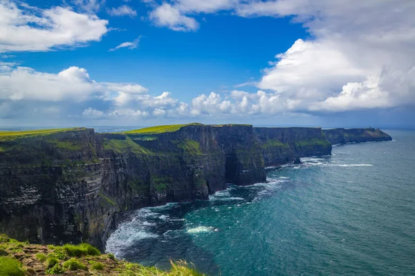 Περπάτημα Στο Πολύ Θεαματικό Cliffs Moher Clare Ιρλανδία — Φωτογραφία Αρχείου