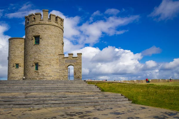 Moher, Co Clare, İrlanda 'nın muhteşem uçurumlarındaki O Brians Kulesi' ne yürüyorum.
