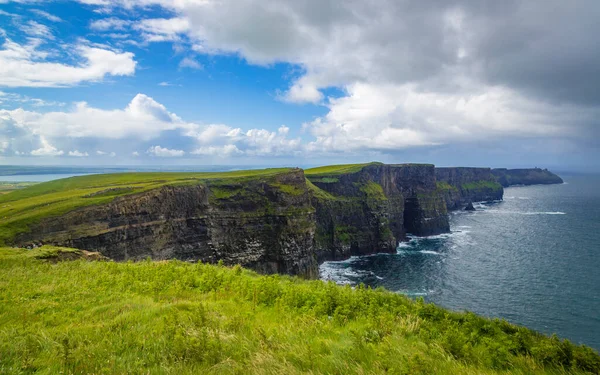 Wandelen Bij Zeer Spectaculaire Cliffs Moher Clare Ierland — Stockfoto