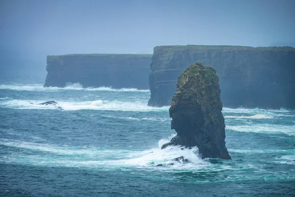 Θυελλώδης Καιρός Στα Βράχια Του Kilkee County Clare Ιρλανδία — Φωτογραφία Αρχείου