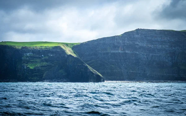 ドリンからアイルランドのクレア州の母の壮大な崖へのボート旅行 — ストック写真