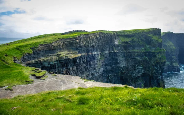 Walking Very Spectacular Cliffs Moher Clare Ireland — Stock fotografie