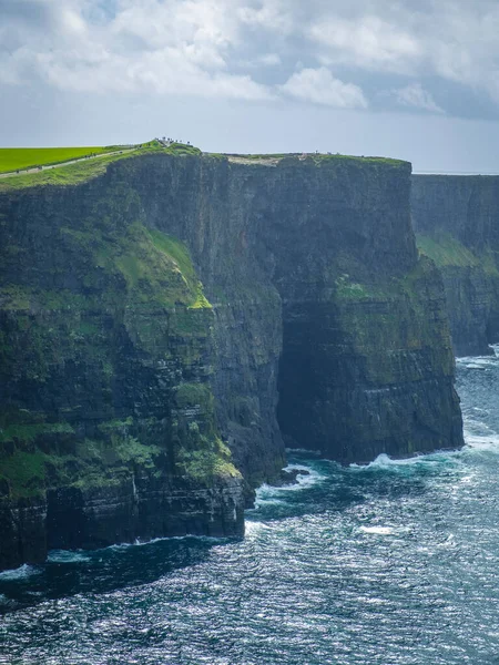 Walking Very Spectacular Cliffs Moher Clare Ireland — Stock fotografie