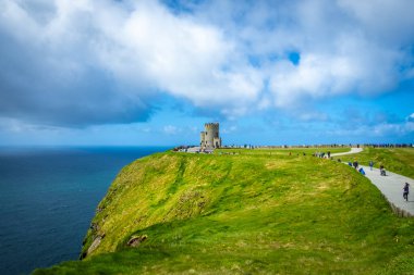 Moher, Co Clare, İrlanda 'nın muhteşem uçurumlarındaki O Brians Kulesi' ne yürüyorum.