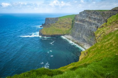 Moher, Co Clare, İrlanda 'nın muhteşem uçurumlarında yürüyorum.