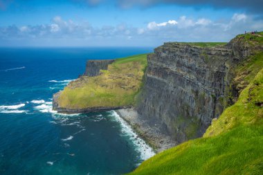 Moher, Co Clare, İrlanda 'nın muhteşem uçurumlarında yürüyorum.