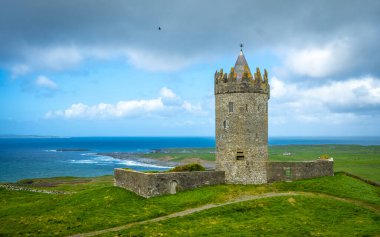 Doolin yakınlarındaki Doonagore Kalesi, Co Clare, İrlanda
