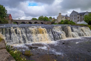 Küçük Ennistymon kasabasında şelale, Co Clare, İrlanda