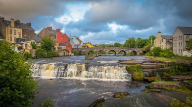 Küçük Ennistymon kasabasında şelale, Co Clare, İrlanda
