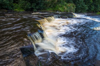 Küçük Ennistymon kasabasında şelale, Co Clare, İrlanda