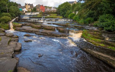 Küçük Ennistymon kasabasında şelale, Co Clare, İrlanda