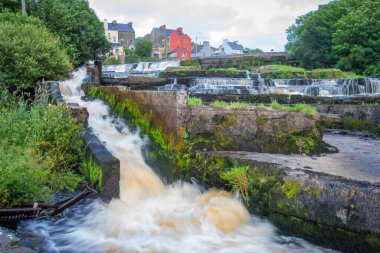 Küçük Ennistymon kasabasında şelale, Co Clare, İrlanda