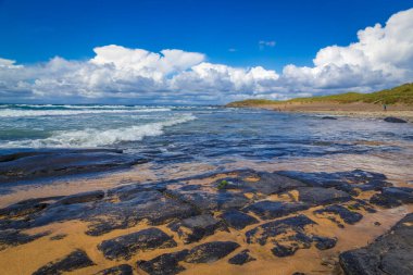 Burren, Co Clare, İrlanda 'daki muhteşem Fanore plajı boyunca yürüyorum.