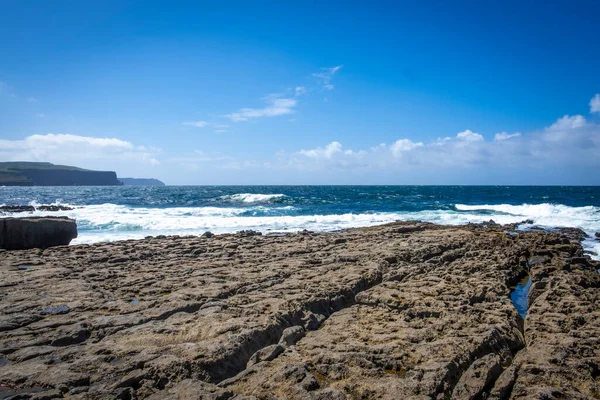 Onde Sulla Spiaggia Doolin Con Vista Sulle Spettacolari Scogliere Moher — Foto Stock