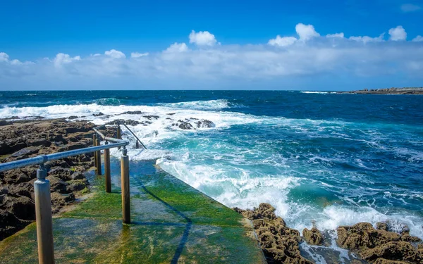Хвилі Пляжі Дуолін Видом Захопливі Скелі Місті Моер Графство Клер — стокове фото