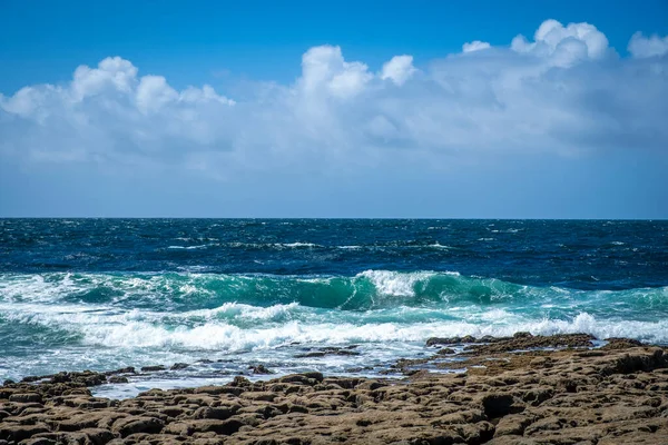 アイルランドの郡クレア州の母の壮大な崖を眺めながら ドーリンのビーチで波 — ストック写真