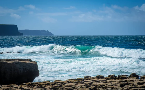 Olas Playa Doolin Con Vistas Los Espectaculares Acantilados Moher Condado — Foto de Stock