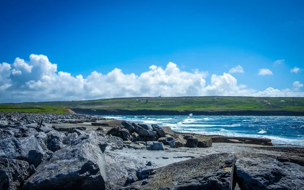 Olas Playa Doolin Con Vistas Los Espectaculares Acantilados Moher Condado — Foto de Stock