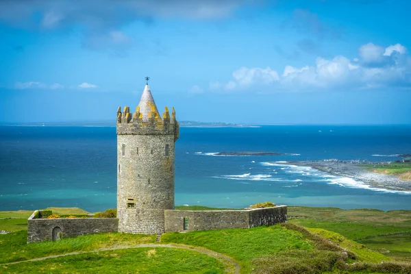爱尔兰科拉雷Doolin附近的Doonagore城堡 — 图库照片