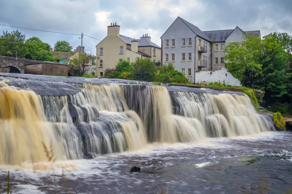 Cascada Pequeña Ciudad Ennistymon Clare Irlanda — Foto de Stock