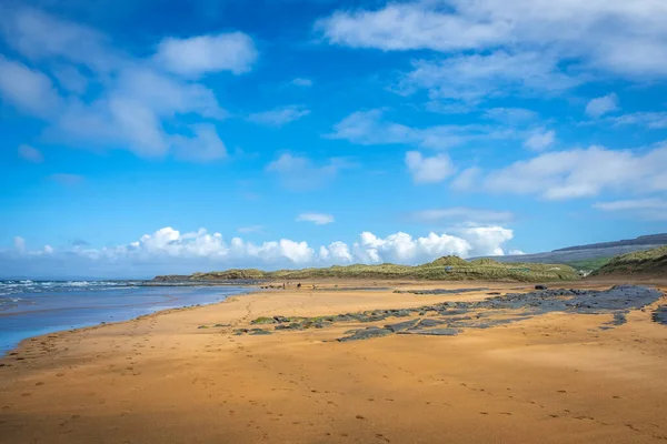 Caminando Por Maravillosa Playa Fanore Burren Clare Irlanda — Foto de Stock