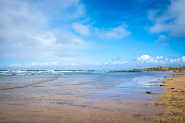 沿着爱尔兰克莱尔郡伯伦岛上美丽的法诺海滩散步 — 图库照片