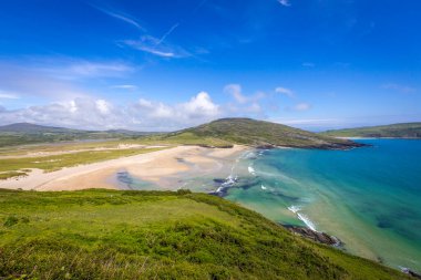 İrlanda, West Cork 'taki Arpa Koyu Sahili' ne yürüyorum.