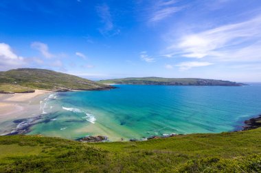 İrlanda, West Cork 'taki Arpa Koyu Sahili' ne yürüyorum.
