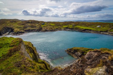 At nalı körfezinden, Deniz fenerine ve Sherkin Adası, Batı Cork, İrlanda 'daki uçurumlara yürüyorum.