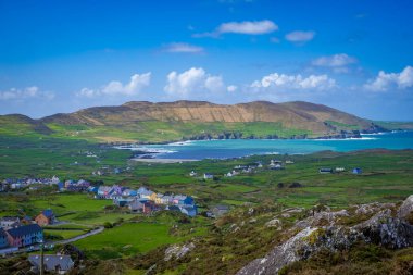 Beara Yarımadası, County Cork, İrlanda Atlantik 'teki eski bakır madenleri ve renkli evleriyle ittifaklar