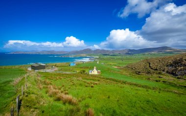 Beara Yarımadası, County Cork, İrlanda Atlantik 'teki eski bakır madenleri ve renkli evleriyle ittifaklar
