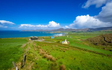 Beara Yarımadası, County Cork, İrlanda Atlantik 'teki eski bakır madenleri ve renkli evleriyle ittifaklar