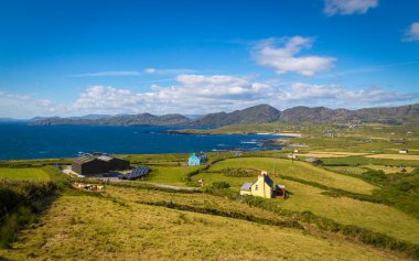 Beara Yarımadası, County Cork, İrlanda Atlantik 'teki eski bakır madenleri ve renkli evleriyle ittifaklar