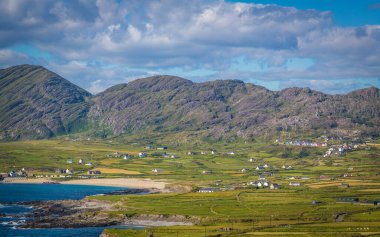 Beara Yarımadası, County Cork, İrlanda Atlantik 'teki eski bakır madenleri ve renkli evleriyle ittifaklar