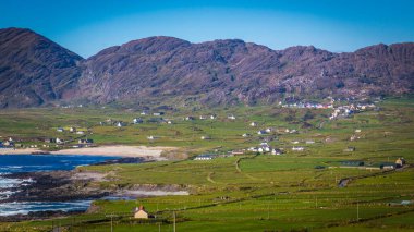 Beara Yarımadası, County Cork, İrlanda Atlantik 'teki eski bakır madenleri ve renkli evleriyle ittifaklar