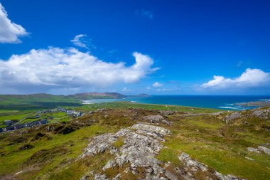 Beara Yarımadası, County Cork, İrlanda Atlantik 'teki Allihies' deki eski bakır madenleri.