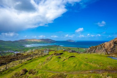 Beara Yarımadası, County Cork, İrlanda 'daki eski polisten Allihies and the ozean' a bakın.