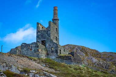 Beara Yarımadası, County Cork, İrlanda Atlantik 'teki Allihies' deki eski bakır madenleri.