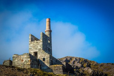 Beara Yarımadası, County Cork, İrlanda Atlantik 'teki Allihies' deki eski bakır madenleri.