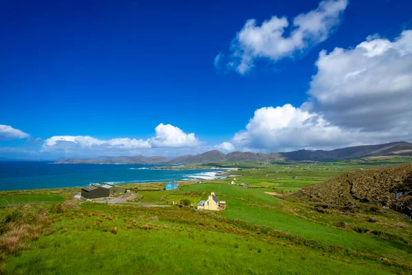 ベア半島の大西洋にある古い銅山やカラフルな家との同盟 郡コルク アイルランド — ストック写真