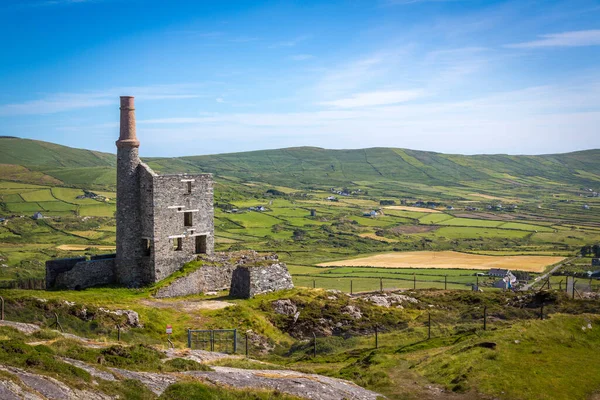 Beara Yarımadası, County Cork, İrlanda Atlantik 'teki Allihies' deki eski bakır madenleri.