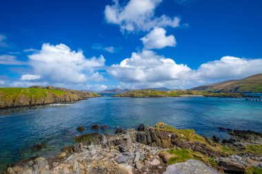 Beara Yarımadası 'nın kuzeyindeki muhteşem kıyı şeridi ve manzaralar, County Cork, İrlanda