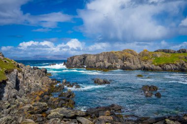 Beara Yarımadası 'nın kuzeyindeki muhteşem kıyı şeridi ve manzaralar, County Cork, İrlanda