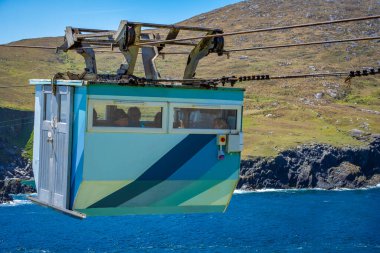 İrlanda 'da Beara Yarımadası' nın sonundaki Dursey Adası 'na giden muhteşem teleferiği kullanın.